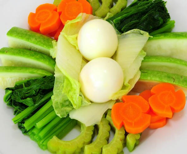 Trứng luộc hoặc hấp với rau củ luộc