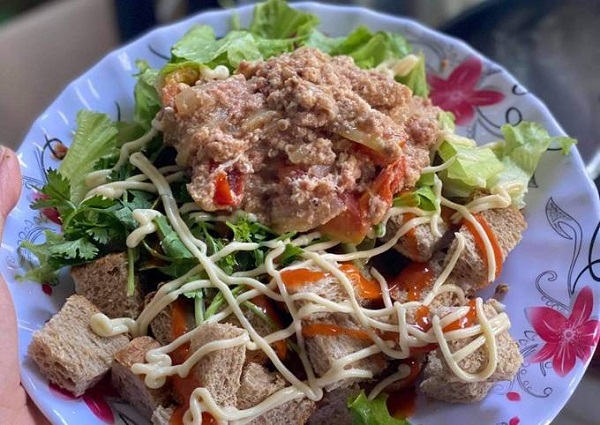 Pâté kết hợp với rau xanh và salad